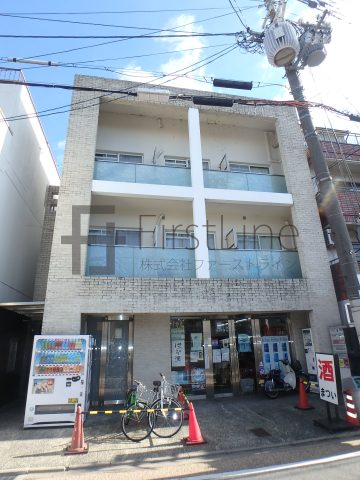 世界の観光名所「伏見稲荷大社」の隣です。JR・京阪のWアクセスで本当に駅前の物件です。コンビニ、スーパーなども近い!更にNTTインターネット無料!
