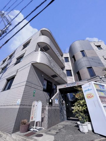 お近くのスーパーまで歩いてスグ。他ドラックストア・ホームセンター・飲食店など買い物に便利です。広々とした1DKはいかがですか?