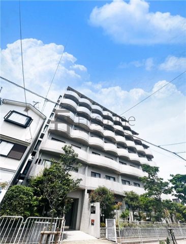 地下鉄烏丸線竹田駅まで徒歩8分と交通便利な環境です。オートロックでセキュリティも安心です。