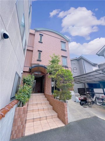 最寄駅の京阪本線・伏見稲荷駅から徒歩3分に位置します。オートロック・防犯カメラ完備しており、女性や初めての1人暮らしの方にも大変オススメの物件です。