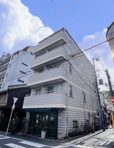 【四条烏丸】便利な四条烏丸にある2DKマンションです。事務所使用もご相談できますのでお気軽にお申し付下さいませ。ペットの飼育もご相談下さい