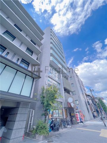 地下鉄烏丸線［丸太町駅］の駅前物件です！マンション入り口から美室です！分譲マンションに負けてません！