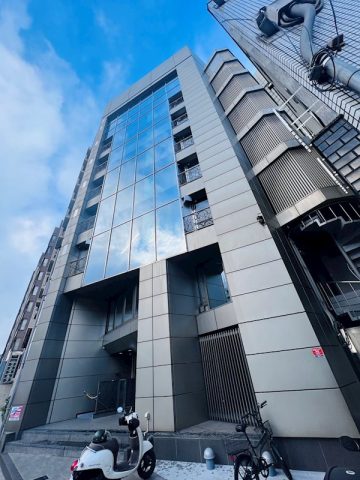 四条堀川交差点角のオフィスビルです!