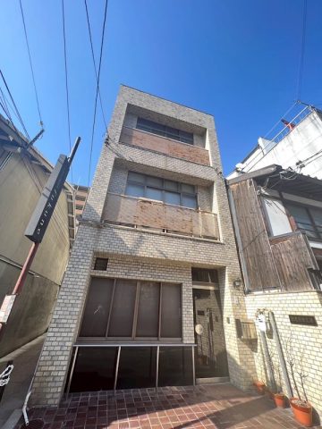 六角通に面した3階建て1棟テナントです!