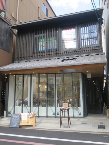 富小路通りに面したテナントです!